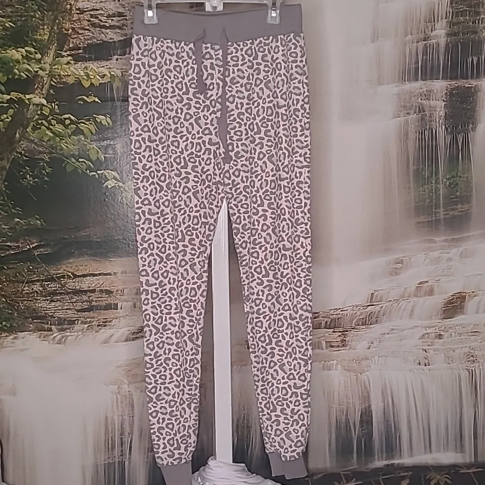 New with tags! Serra Womens Medium thermal leopard print matching pajama set